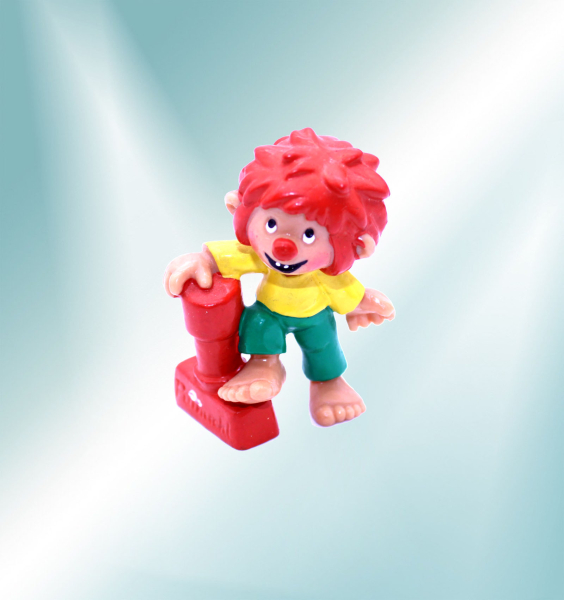 Pumuckl Kunststoff Figur, Motiv "steht auf einem Stempel" von Bullyland